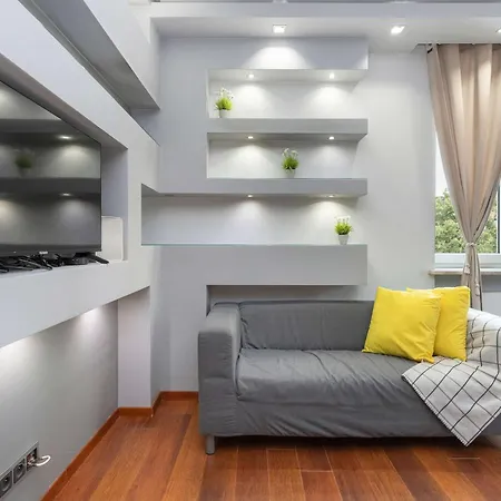 Bright Grey In Close To The By Renters דירה