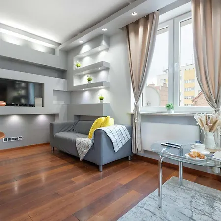 Bright Grey In Close To The By Renters דירה